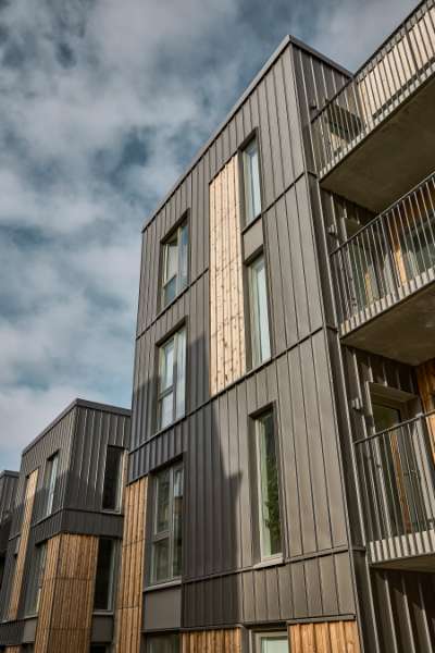 Steel profiles and wood united on the façade of modern homes in Aalborg, Badehusvej 1, 9000 Aalborg